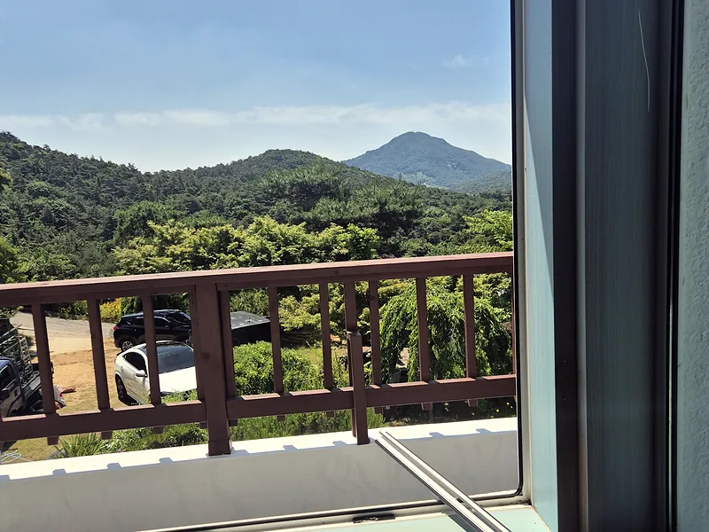 깨진 유리 철거 후 정리한 거실 창틀 하부