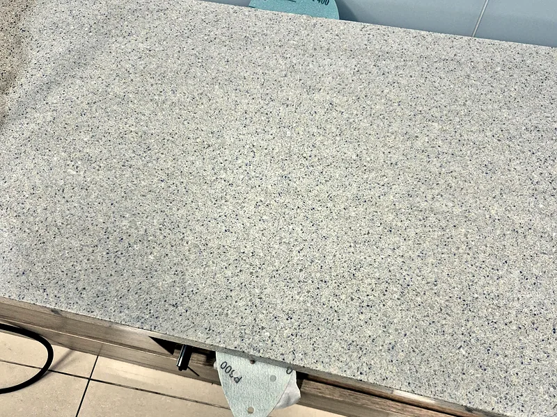 테이블 상판 대리석 균열 보수 후 샌딩을 마친 상판