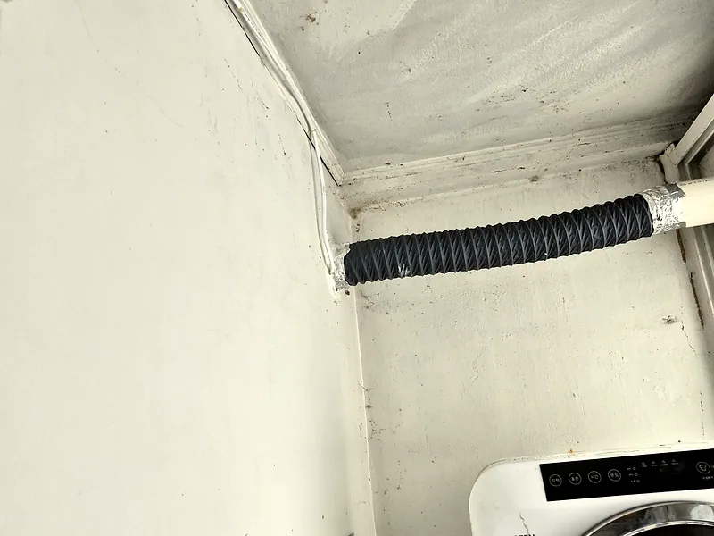 후드 배관 베란다 창 연결 후 천장을 따라 고정한 배관