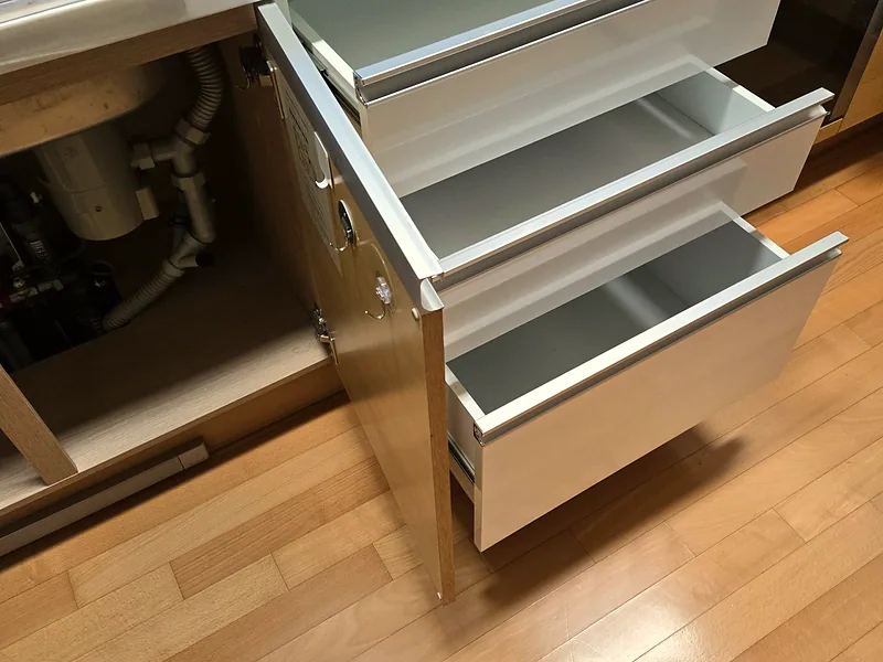 식기세척기 자리에 설치한 화이트 3단 서랍장
