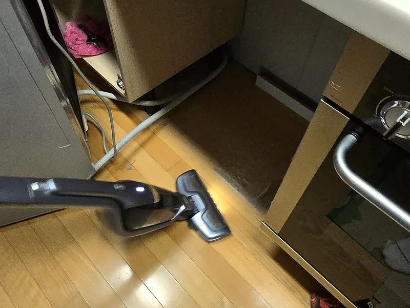 빌트인 식기세척기 철거 후 비어 있는 싱크대 하부 공간