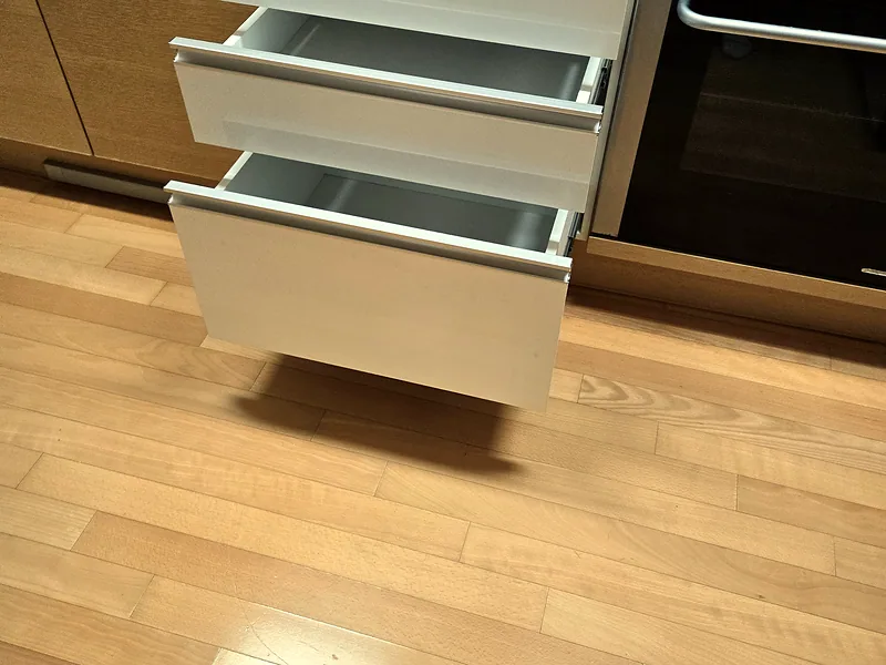 3단 서랍장 설치 후 서랍을 열어 개폐를 확인하는 모습