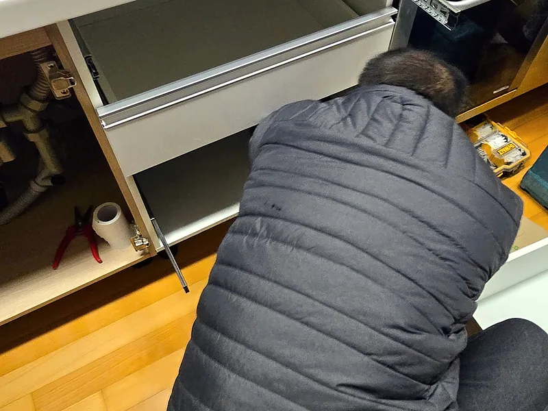 3단 서랍장 레일을 측판에 고정하는 작업