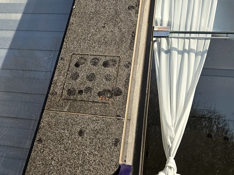 외벽기둥 실리콘 자국 제거 전 간판 고정 자리에 모여 있는 실리콘 자국