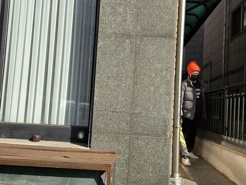 외벽기둥 실리콘 자국 제거를 마친 석재 기둥 전체 모습