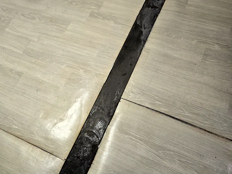 거실 중문 문지방 제거 후 시멘트 몰탈로 단차를 메운 바닥