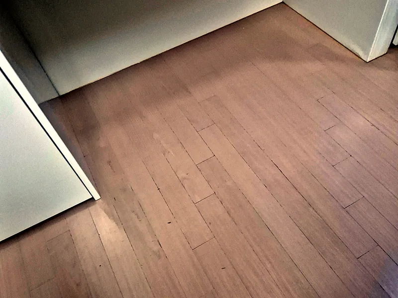 회전식탁 상판 재고정 전 상판이 분리돼 비어 있는 자리