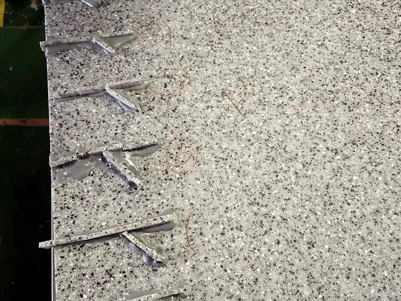 인조석 상판 복원 교육 전 보수 부위에 고정 지그를 붙인 실습 상판