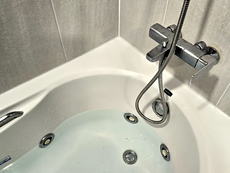 월풀 욕조 모터 교체 후 노즐에서 물이 분사되는 모습