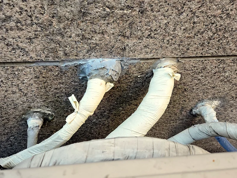 대리석 외벽 배관 구멍 복원 후 정리된 배관 주변 벽면