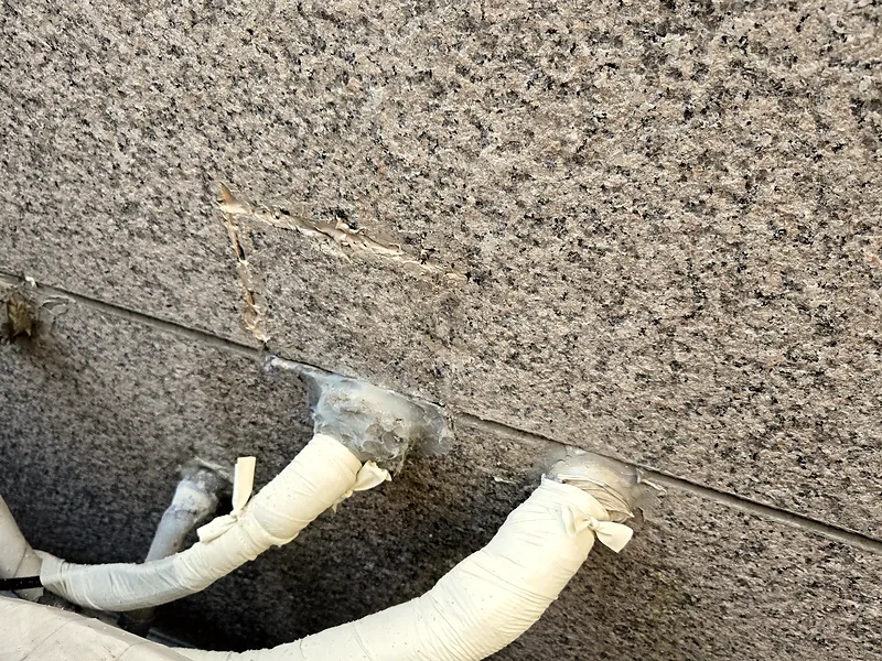 대리석 외벽 배관 구멍 복원 중 이음부 마감 전 상태