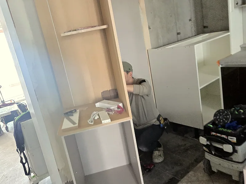 집수리 실전교육 중 키큰장 몸통을 세워 맞추는 과정