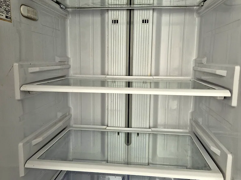 쓰레기집 정리 후 세척을 마친 냉장고 선반