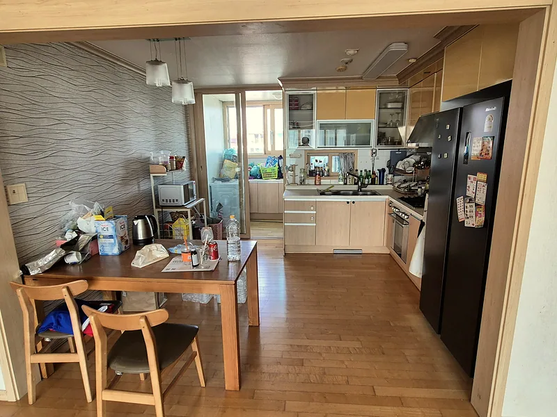 거주 아파트 주방과 식탁 공간 전경