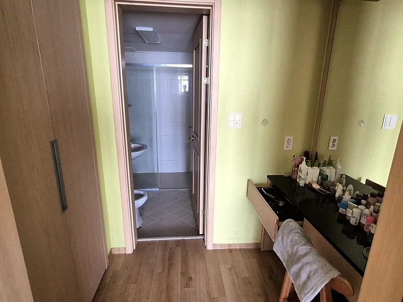 거주 아파트 화장대와 욕실로 이어지는 복도
