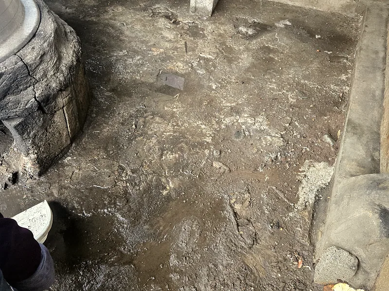 마당 시멘트 보수 전 표면이 거칠게 일어난 바닥