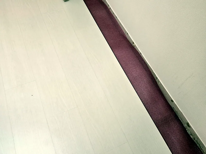 강화마루 부분 교체 후 벽 쪽 마감을 앞둔 마루 가장자리