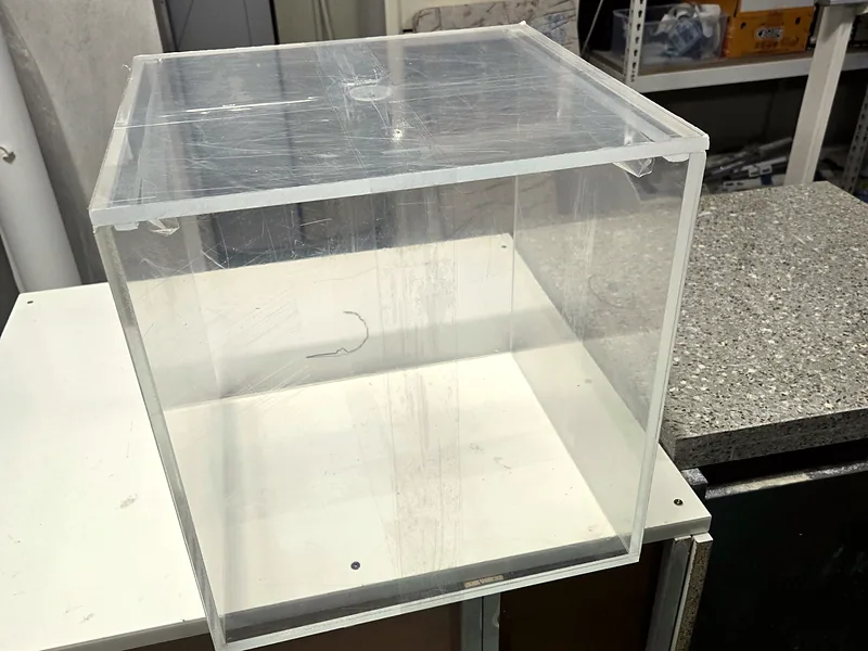 촬영용 변기 제작 중 재단과 접착을 마친 빈 아크릴 상자