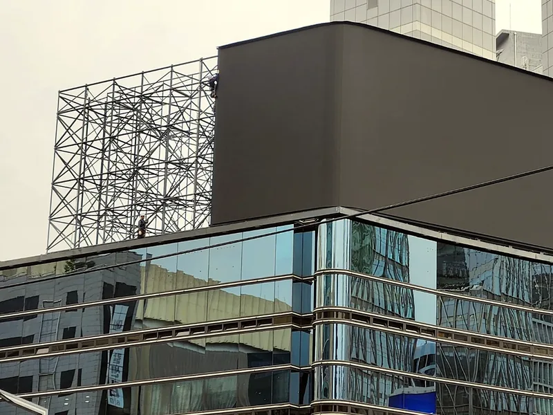 건물 옥상 전광판 설치 후 철골 구조 앞면을 마감한 대형 화면