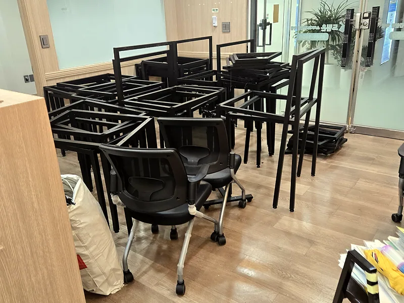 학원 폐업 정리 전 강의실에 쌓아 둔 책상 프레임과 의자