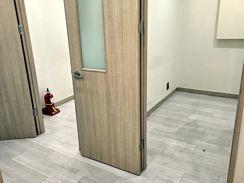 학원 폐업 정리 후 비워 둔 상담실 입구