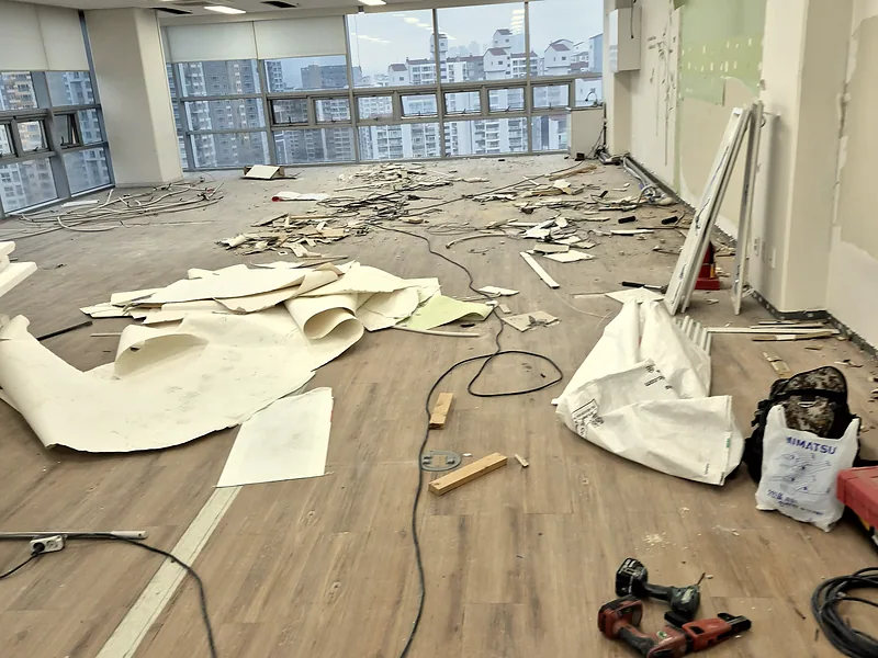 영등포 사무실 철거·원상복구 전 바닥재와 폐자재가 흩어진 현장