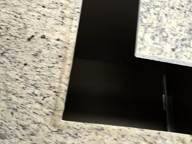 전기레인지 자리 대리석 메꿈을 위해 구멍에 맞춰 보는 메꿈재