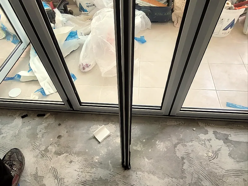 폴딩도어 설치 전 거실과 발코니 사이 개구부와 프레임