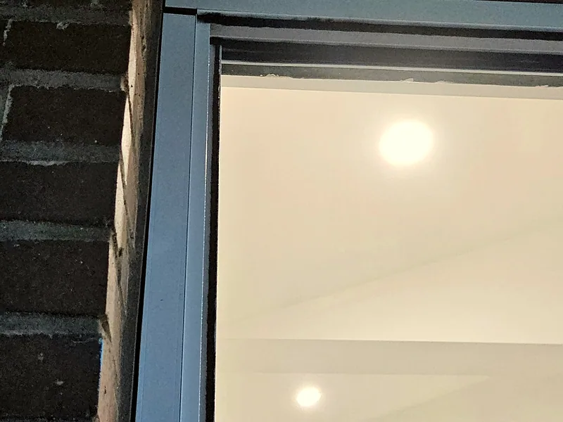 전원주택 접이식 문 설치 후 벽돌 외벽과 맞물린 회색 문틀