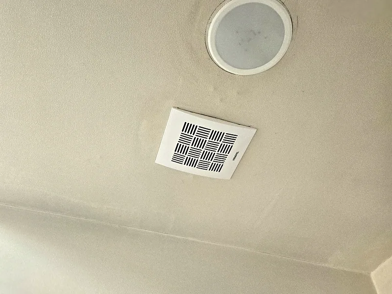 병원 화장실 천장 환풍기와 조명 작동 확인