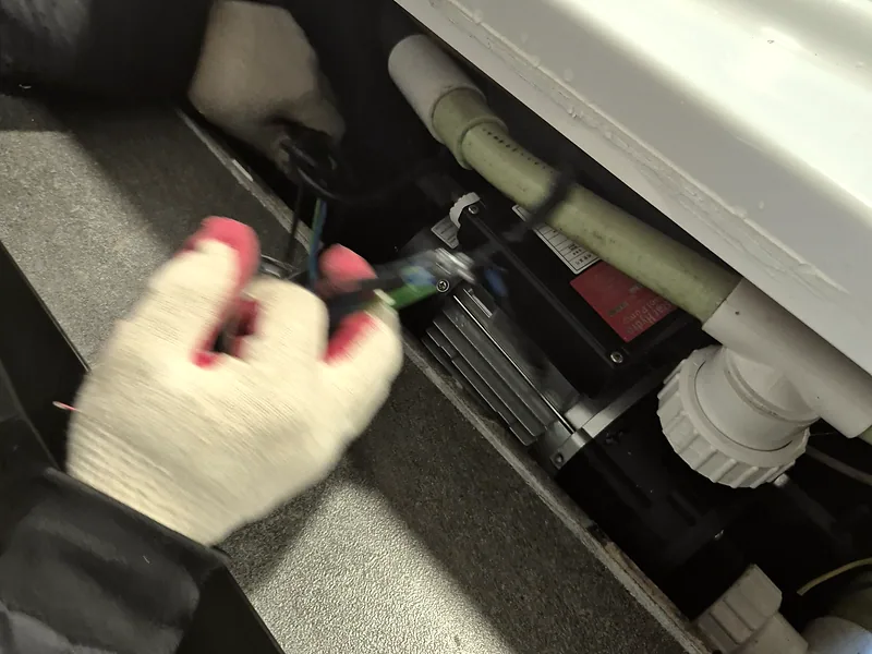 월풀 욕조 측면 점검구 안 모터 커넥터 재연결 작업