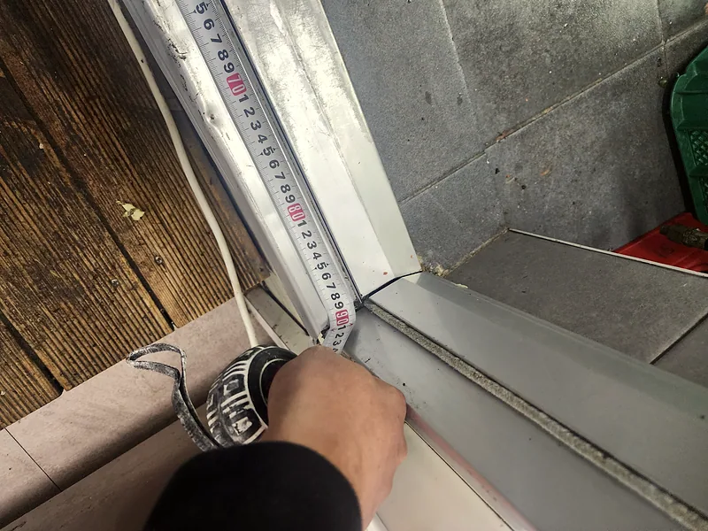 식당 주방 발판 교체를 위한 문틀 폭 줄자 실측