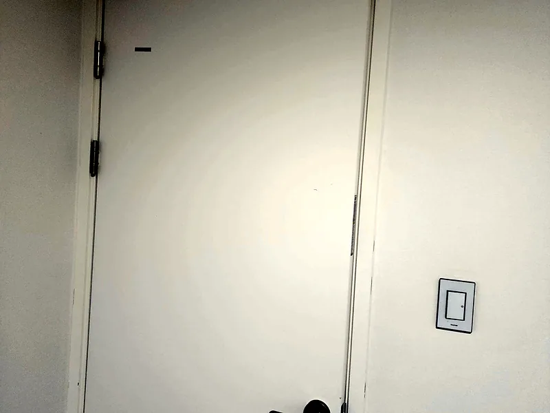 아파트 방문 틀어짐 수리 전 문짝이 문틀에 걸리는 상태