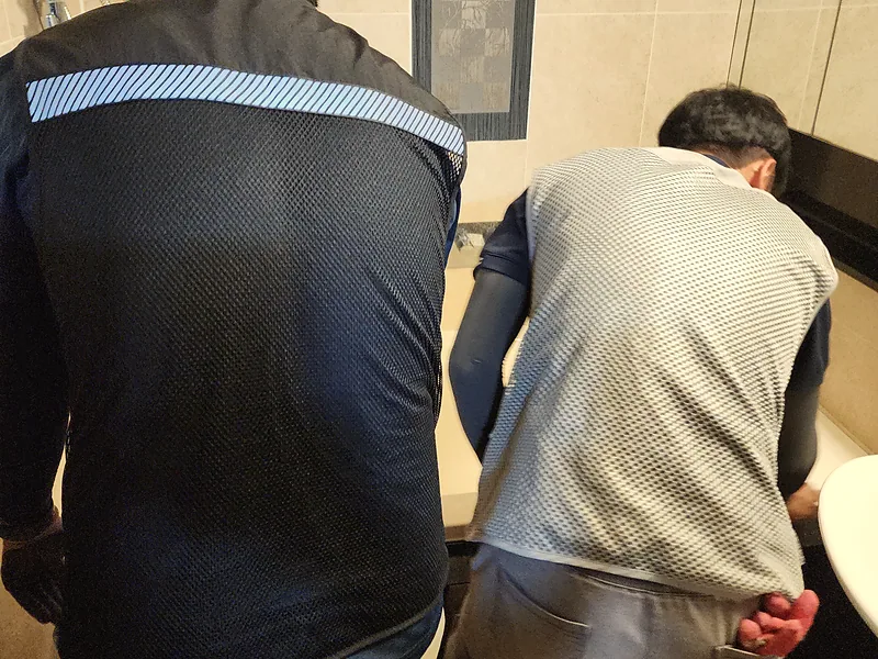 반포자이아파트 욕실에서 보호자와 욕조교체 상담하는 기사