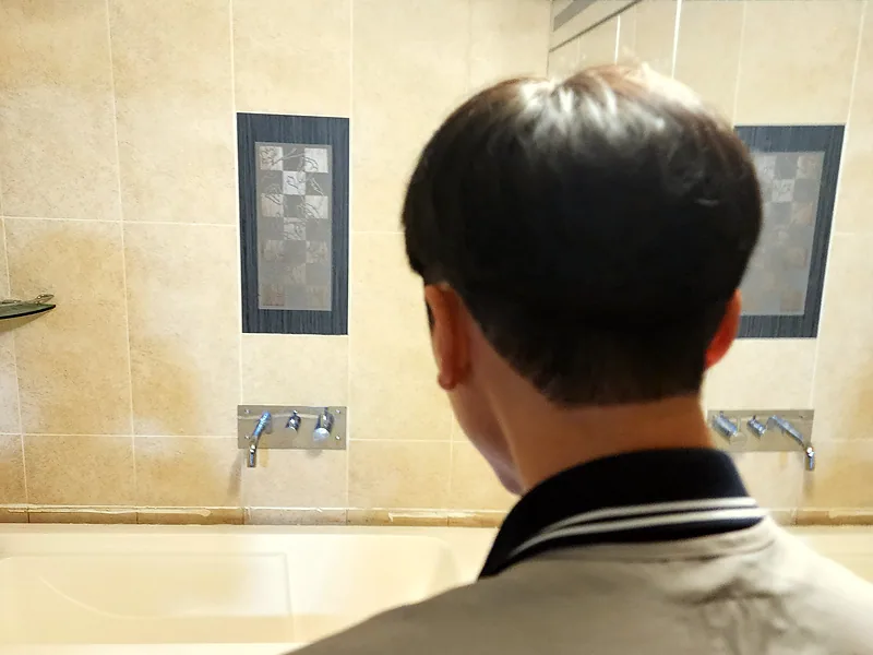 교체 전 높은 욕조와 수전 위치를 확인하는 장면