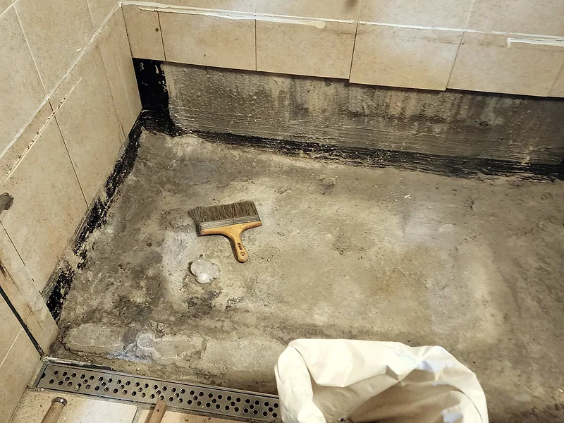 기존 욕조 철거 후 드러난 욕실 바닥과 배수 트렌치