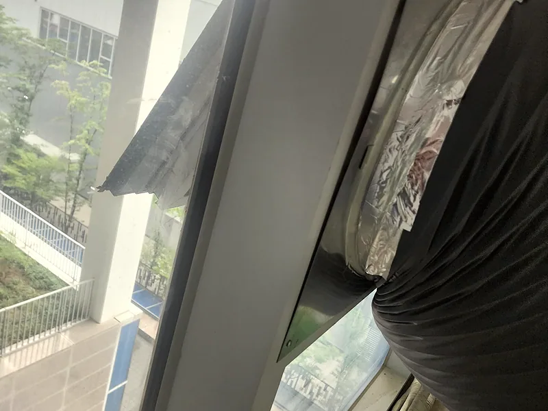 창 밖으로 연결된 실외기 배기 덕트 출구