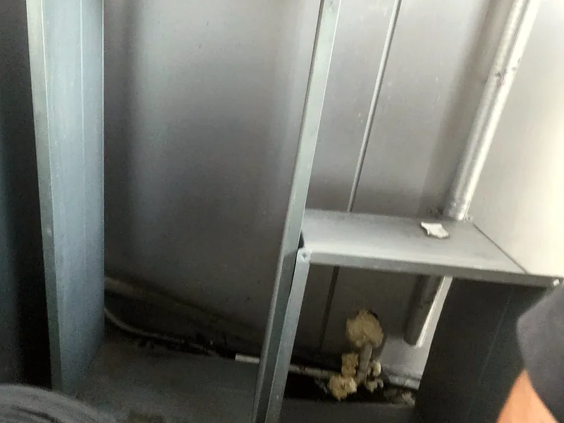 지식산업센터 실외기실 배관 지지대 주변 상태 점검
