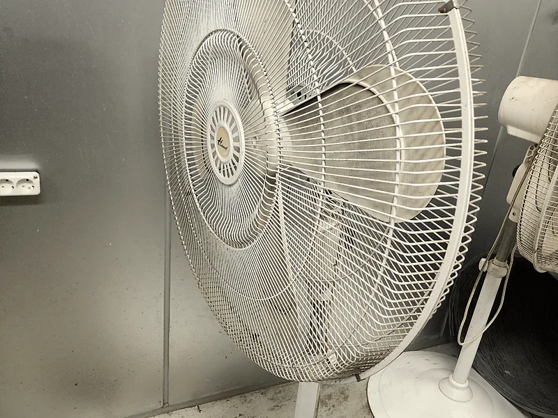 지식산업센터 사무실 냉방 부족으로 사용 중이던 선풍기