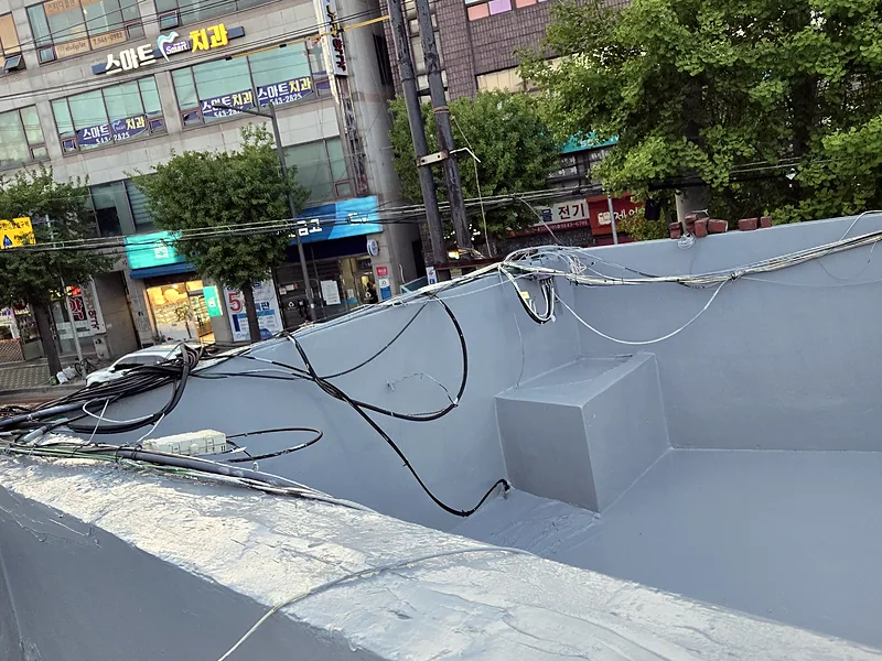 옥상 방수공사 후 난간과 배관 주변 마감 상태