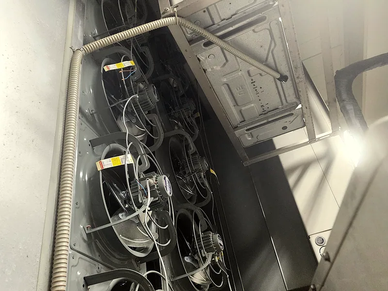 냉방 불량 작업 전 실외기 하부 벽면의 기존 배기팬과 배선 상태