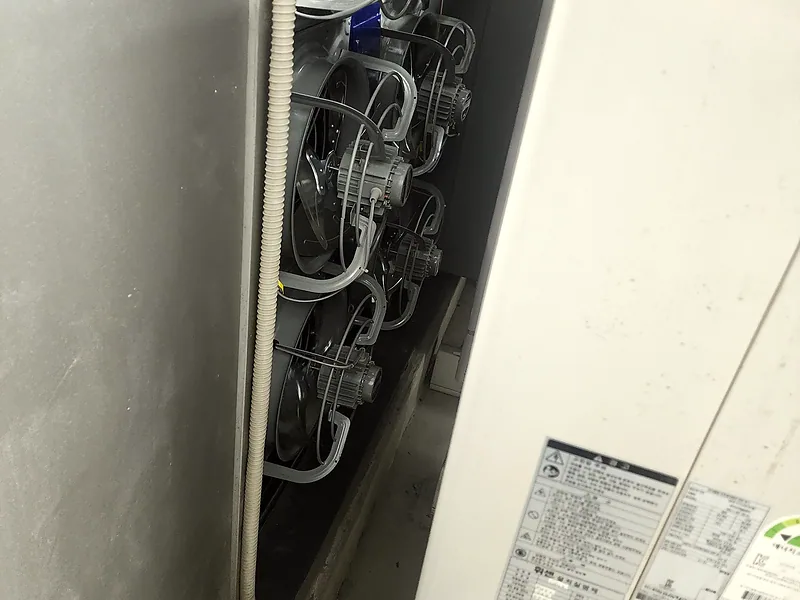 실외기실 측면 배기팬과 실외기 명판 확인