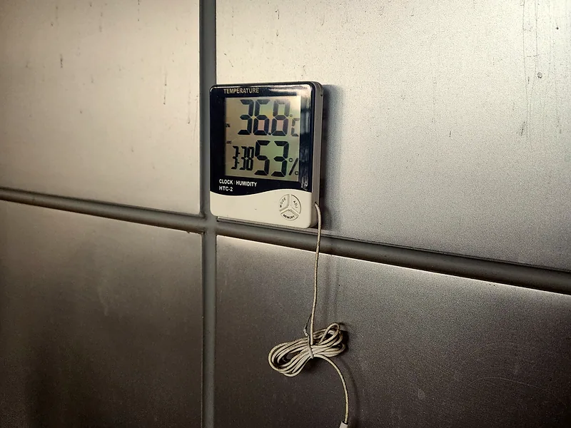에어컨 냉기 불량 현장 실외기실 온도계 36.8도 습도 53% 측정
