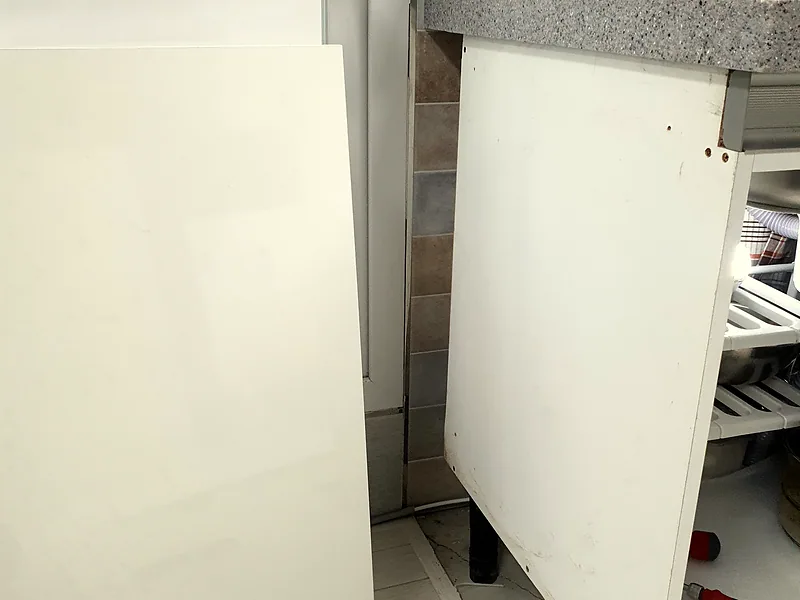 싱크대 하부장 끝 측면판이 물에 불어 들뜬 상태