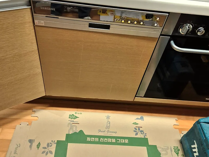 싱크대 서랍장 설치 전 보양재를 깐 여닫이 하부장