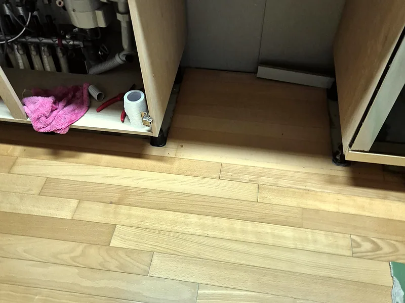 싱크대 서랍장 설치 전 내부 폭을 실측할 하부장 공간