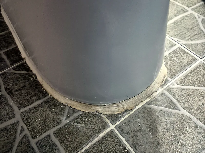 변기 뒤쪽 둘레에 오래된 실리콘과 물때가 남은 상태