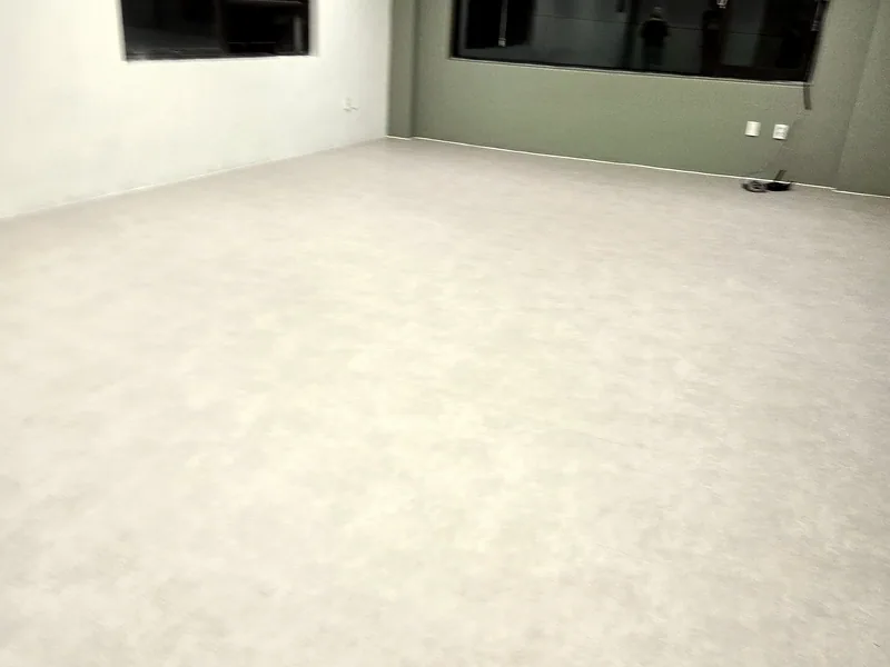 사무실 바닥재 시공 후 밝은 그레이 톤 바닥 전경