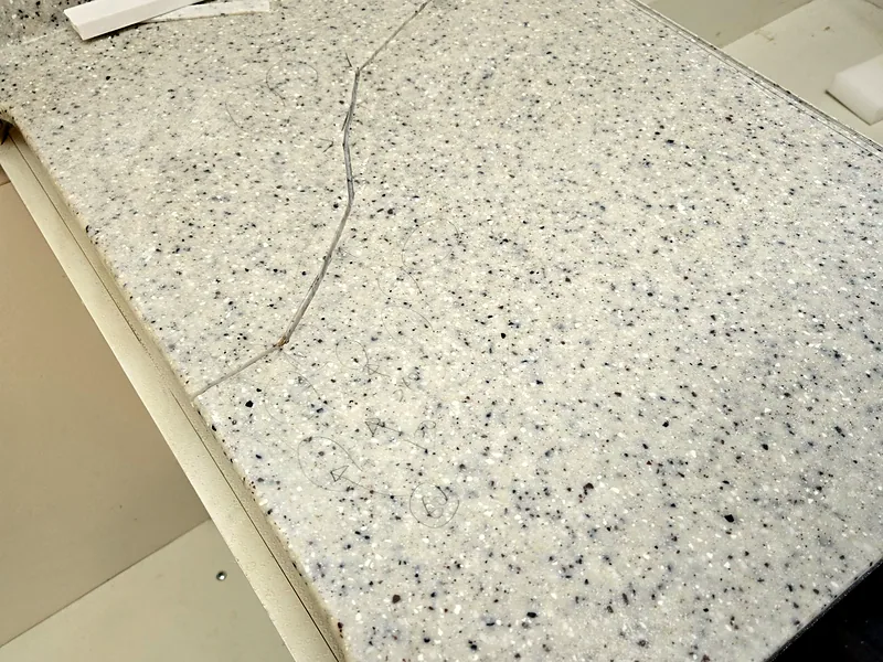 싱크대 상판 가장자리까지 이어진 균열 근접