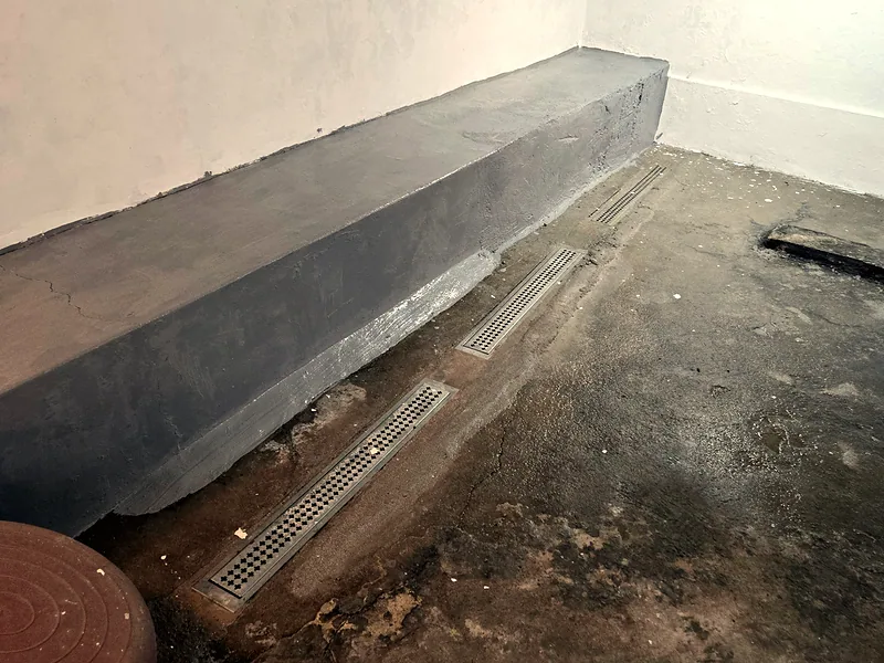 지하주차장 벽면을 따라 설치한 배수로 그레이팅 전경